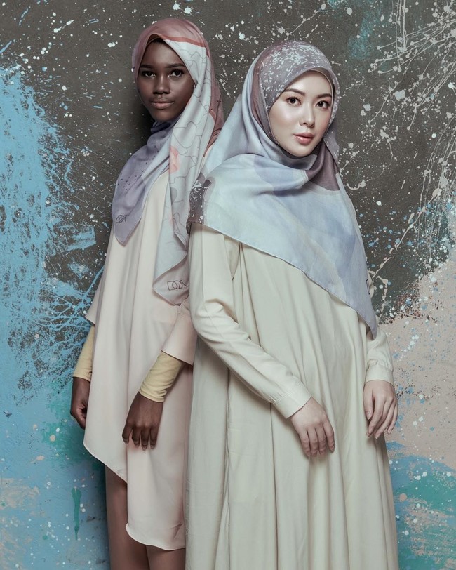 Hijab segi empat berbahan voile itu dibandrol seharga Rp 285 ribu. Harga yang standar dibandingkan dengan hijab motif yang dijual di pasaran. Foto: Instagram_Doa.Indonesia