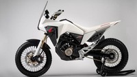 Perbedaan lain CB125X, motor ini sudah menggunakan windshield besar yang berfungsi menghadang hempasan angin dari depan. Selain itu, suspensi upside down dan setang fatbar-nya menggunakan kelir berwarna gold yang menampilkan kesan mewah. Tak hanya itu, dilihat sepintas CB125X memiliki desain bodi yang lebih panjang dari CB125M dan dilengkapi semacam part tambahan di samping bodi belakang untuk menghindari cipratan kotoran ke pengendara. Foto: Dok. Honda