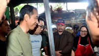 Harga-harga bahan pokok di sini sama saja dengan harga di pasar-pasar yang sudah saya kunjungi seperti Pasar Bogor dan Pasar Anyar Kota Tangerang, tulis Jokowi pada postingan fotonya di Instagram. Foto: Instagram @jokowipedia