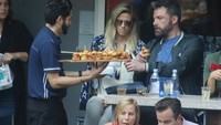 Pergi menonton pertandingan olahraga bersama teman-teman seleb lainnya, Ben lebih fokus ke finger foods yang ditawarkan. Salah satunya ada mini burger. Foto: Istimewa
