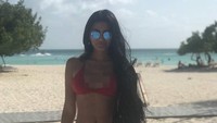 Punya badan super seksi, Sthefany terlihat cantik dalam balutan bikini dan latar pantai. (sthefanygutierrez1/Instagram)