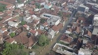Menurut pantauan detikcom pada Senin (12/11/2018) siang dari atas udara, genangan banjir mengepung pemukiman warga yang berada di Kecamatan Dayeuhkolot, Baleendah dan Bojongsoang.