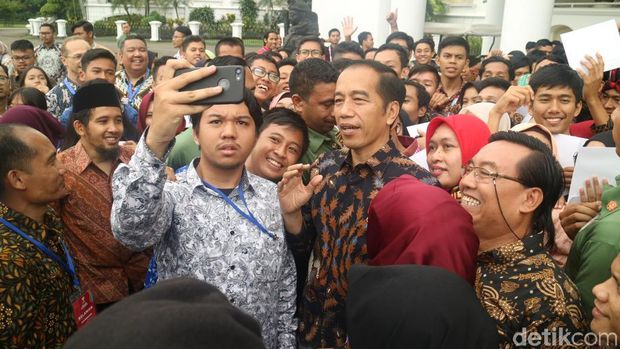  Presiden Joko Widodo (Jokowi) bertemu peserta Kongres Pemuda di Istana Bogor, Senin (12/11/2018)