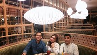 Ia pun menikmati sushi bersama dengan kerabat. Menurut kamu keren nggak? Foto: Instagram @rizky_irmansyah