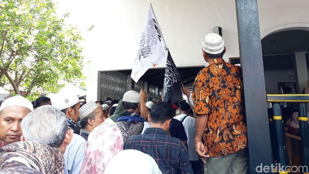 Ribuan Orang Iringi Pemakaman Ulama Yogya KH Sunardi Syahuri