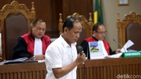 Wakil Bendara Umum DPP PKB, Rasta Wiguna di ruang sidang dengan terdakwa mantan anggota DPR Fraksi Demokrat Amin Santono dan eks pejabat Kemenkeu Yaya Purnama.