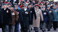 Di Kanada, peringatan 100 tahun berakhirnya Perang Dunia I berlangsung meriah, selain diadakan penghormatan untuk para pahlawan perang, sejumlah veteran perang pun melakukan parade di Memorial Perang Nasional di Ottawa, Ontario, Kanada pada Minggu (11/11/2018). Chris Wattie/ Reuters.