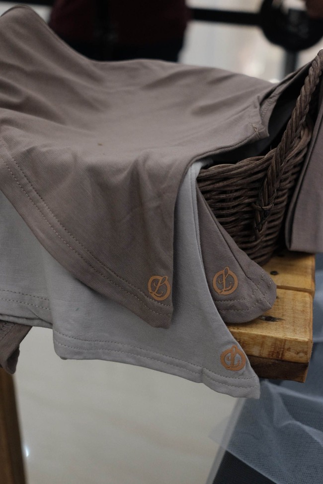 Selain itu, Bella merilis ciput ninja, manset, dan legging dengan logo ‘L’. Kebutuhan basic para hijabers itu diluncurkan dalam warna-warna teduh seperti khaki dan broken white.  Foto: Silmia Putri/Wolipop