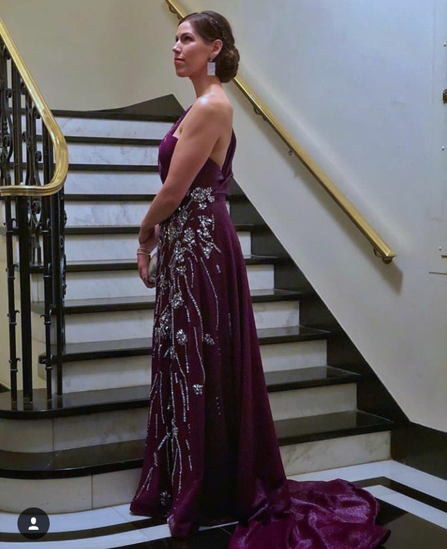 Nicole menggunakan gaun ungu dengan detial bling-bling dari Carolina Herrera. Namun dalam kesehariannya, Nicole berpakaian sederhana dan bukan penganut barang-barang fashion branded. Foto: Instagram