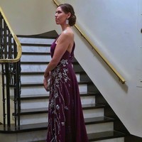 Nicole menggunakan gaun ungu dengan detial bling-bling dari Carolina Herrera. Namun dalam kesehariannya, Nicole berpakaian sederhana dan bukan penganut barang-barang fashion branded. Foto: Instagram