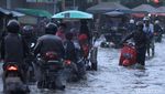 Aksi Nekat Warga Terobos Banjir di Bandung