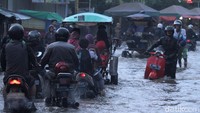 Nampak pula sejumlah warga memilih menggunakan delman untuk menembus jalan yang terendam banjir itu.