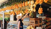 Kalau ini pose Kelsey belanja di Pompeii, Italia. Pilihannya jatuh pada lemon dan jeruk untuk dibikin jus. Slurppp! Foto: Instagram kelsmerritt