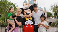 Meski jarang mengunggah kebersamaan dengan anak-anaknya, pemeran Wolverine itu merupakan ayah yang gaul dan asyik. Paul Hiffmeyer/Disneyland