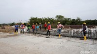 Para pekerja terus mengebut pengerjaan ruas tol tersebut.