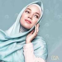 Nama itu memiliki arti yang besar untuk Dewi Sandra. Ia menyebut doa adalah sesuatu yang menjembatani dirinya dengan Sang Khalik. Secara tak langsung, ia ingin menjadikan karyanya sebagai jembatan ketaatannya terhadap Allah. Foto: Instagram_Doa.Indonesia
