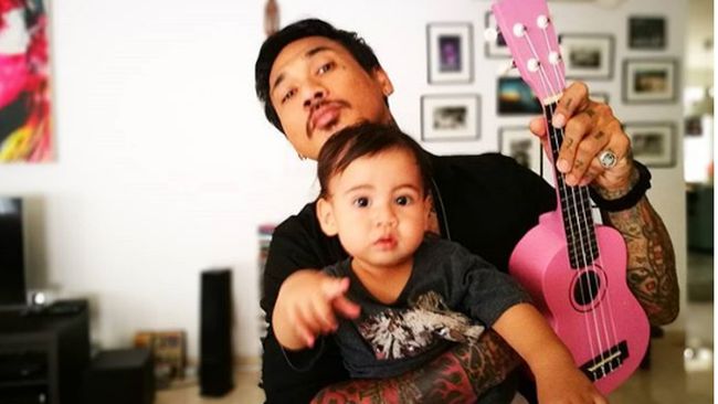 Kedekatan Drummer 'Superman Is Dead' Jerinx dengan Anak-Anak