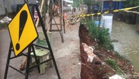Pinggir kali Setu Cipayung yang longsor.