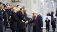 Nampak Presiden AS Donald Trump bersama Melania Trump memberikan salam kepada Presiden Perancis Emmanuel Macron dan Kanselir Jerman Angela Merkel di peringatan 100 tahun berakhirnya Perang Dunia I atau dikenal pula dengan Hari Gencatan Senjata di Arc de Triomphe Paris, Perancis. Ludovic Marin/Pool via Reuters.