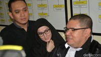 Namun mereka dibuat kecewa karena sidang terpaksa ditunda hingga dua minggu. Pool/Ismail/detikFoto.