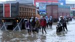 Aksi Nekat Warga Terobos Banjir di Bandung