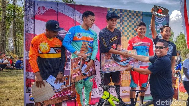 Kapolres beri hadiah bagi peserta 'Sedudo Enduro Kapolres Cup 2018'/