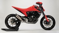 Yang menarik, meski mesinnya hanya 125 cc dan pakai rangka tubular, area bawah CB125M tetap terlihat padat berkat penggunaan skid plate yang berfungsi melindungi area kolong mesin. Apalagi CB125M juga sudah dilengkapi suspensi jenis upside down warna hitam dan profil ban yang cukup lebar berjenis slick. Jadi kesan kekarnya tetap hadir. Foto: Dok. Honda