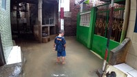 Pukul 10.30 WIB, banjir terlihat masih menggenangi rumah dan jalan-jalan. (Matius Alfons/detikcom)