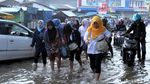 Aksi Nekat Warga Terobos Banjir di Bandung