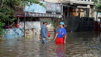 Nampak ketinggian banjir telah mencapai lutut orang dewasa di desa Dayeuhkolot, Kabupaten Bandung, Jawa Barat.