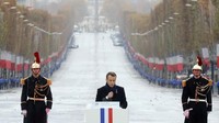Presiden Perancis, Emmanuel Macron menyampaikan pidatonya di acara 100 tahun berakhirnya Perang Dunia I yang diselenggarakan di Arc de Triomphe di kota Paris, Perancis pada Minggu (11/11/2018) waktu setempat. Ludovic Marin/Pool via Reuters.