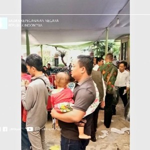 Istri Ikut Tes CPNS, Suami Ini Setia Menunggu Sambil Gendong Anak Istri Ikut Tes CPNS, Suami Ini Setia Menunggu Sambil Gendong Anak