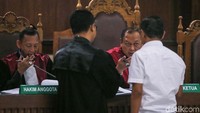 Hakim Tipikor menanyakan sejumlah fakta dan barang bukti ke saksi Wakil Bendara Umum DPP PKB, Rasta Wiguna.