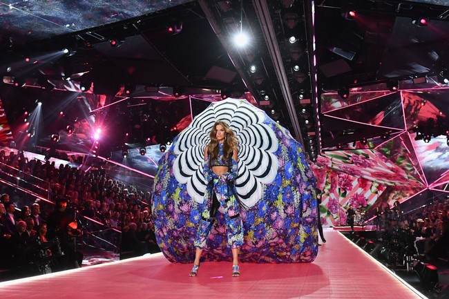 Josephine Skriver menjadi salah satu Angel yang membawa sayap besar di tahun ini. Foto: Getty Images