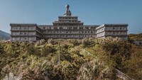 Hotel yang bergaya kuno ini berlokasi di tengah hutan dan perbukitan yang indah. Istimewa/deadinside.eu/boredpanda.