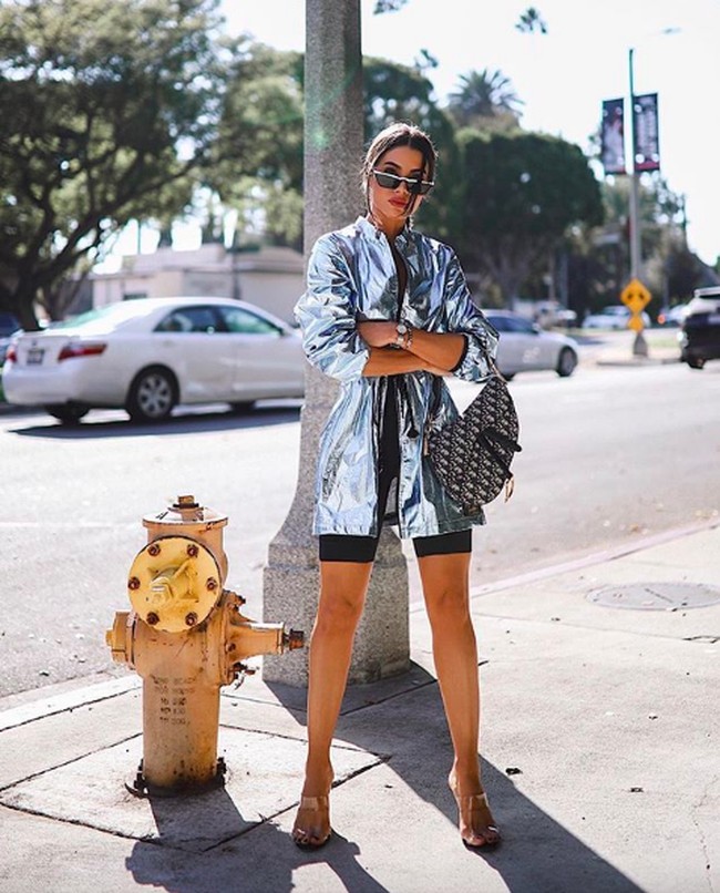 Camila Coelho adalah fashion dan beauty blogger asal Brazilia. Kini ia pun memiliki akun YouTubenya sendiri. Memiliki 7,4 juta pengikut di Instagram, pendapatan Camila mencapai US$ 10.750 atau Rp 158 juta sekali posting. Foto: Dok. Instagram/@camilacoelho