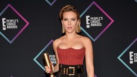 Wanita yang akrab disapa ScarJo itu tampil seksi dengan atasan yang mengekspose bahu serta bagian dadanya. Matt Winkelmeyer/Getty Images