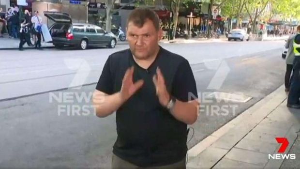 Publik mengumpulkan donasi untuk Michael Rogers, tunawisma yang melawan pelaku penikaman di Melbourne