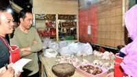  Kios ayam potong juga tak lupa disambangi. Terlihat Jokowi sedang berbicara dengan salah satu penjualnya. Foto: Instagram @jokowipedia