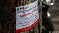 Petugas juga meninggalkan stiker bertuliskan perihal Kendaraan dengan nomer polisi yang diderek untuk diambil di kantor kecamatan yang ditunjuk.