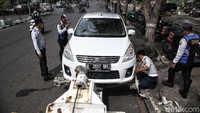 Mobil ini terparkir dipinggir jalan dan tanpa ada seorang pun mengakuinya.