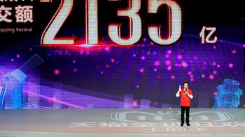 CEO Alibaba, Daniel Zhang, pun naik ke panggung mengumumkan pencapaian Alibaba. Tahun depan, Zhang akan menjadi Chairman menggantikan Jack Ma. Foto: Reuters