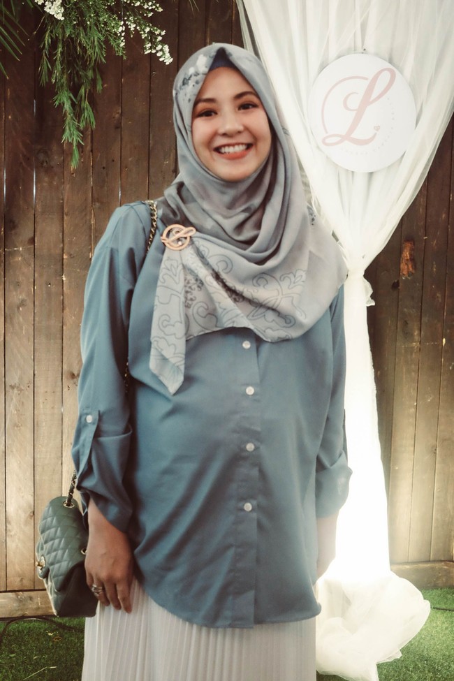 Gaya serupa juga terlihat pada Natasha Rizki yang sedang mengandung anak ketiganya. Acha, sapaan akrabnya memilih rok pleates yang dipadukan dengan legging. Foto: Silmia Putri/Wolipop