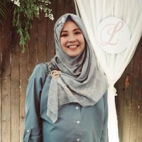 Gaya serupa juga terlihat pada Natasha Rizki yang sedang mengandung anak ketiganya. Acha, sapaan akrabnya memilih rok pleates yang dipadukan dengan legging. Foto: Silmia Putri/Wolipop