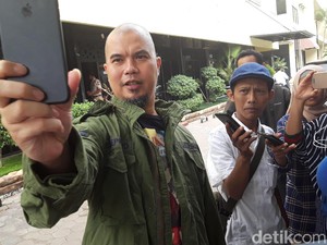 Ditemani Dul, Dhani Datang ke Polda Jatim Serahkan Barang Bukti
