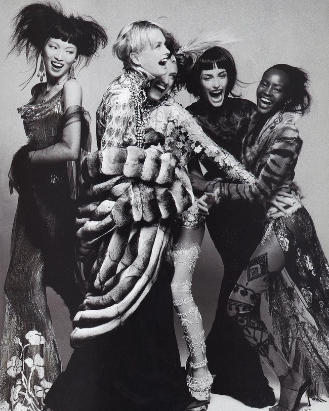 Pemotretan dengan sederet fotografer ternama pun telah dilakoninya. Dalam wawancara dengan The Star, Ling Tan mengungkapkan beberapa momen paling berkesan dalam karier modellingnya bersama para fotografer. Ada banyak sekali. Mungkin salah satunya dengan Lindbergh untuk kampanye Neiman Marcus pada 2005. Irvin Penn (fotografer paling berpengaruh di abad 20-red), memotretku untuk Vogue Amerika dan buku Issey Miyake yang dirilis 1999, ujarnya. Foto: Instagram @ lingtan_