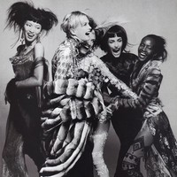 Pemotretan dengan sederet fotografer ternama pun telah dilakoninya. Dalam wawancara dengan The Star, Ling Tan mengungkapkan beberapa momen paling berkesan dalam karier modellingnya bersama para fotografer. Ada banyak sekali. Mungkin salah satunya dengan Lindbergh untuk kampanye Neiman Marcus pada 2005. Irvin Penn (fotografer paling berpengaruh di abad 20-red), memotretku untuk Vogue Amerika dan buku Issey Miyake yang dirilis 1999, ujarnya. Foto: Instagram @ lingtan_