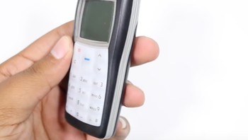 Ia mengusung desain keyboard candybar yang memang marak di masanya. Foto: YouTube