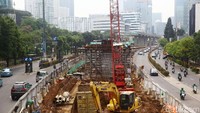 Alat berat pun nampak dikerahkan untuk proyek pembangunan LRT tersebut.