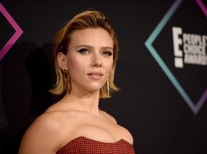 Gaya Seksi Scarlett Johansson di Peoples Choice Awards 2018